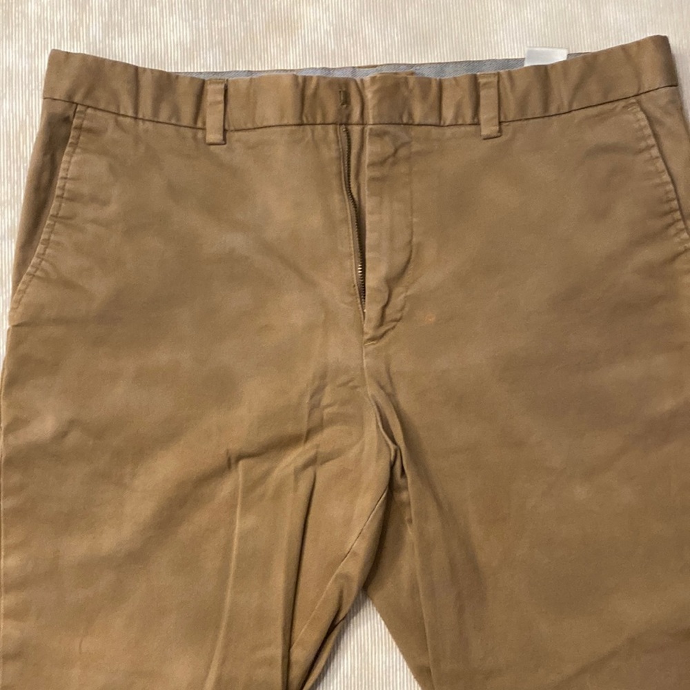 Men’s khaki chinos